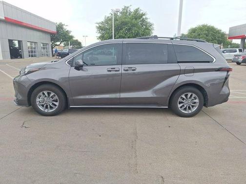 2024 Toyota Sienna LE