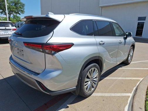 2022 Toyota Highlander Platinum