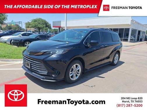 2022 Toyota Sienna XLE Woodland Edition
