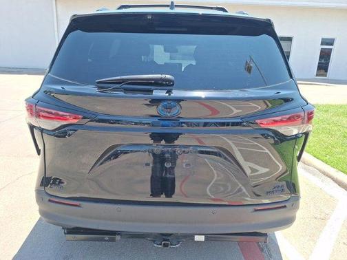 2022 Toyota Sienna XLE Woodland Edition