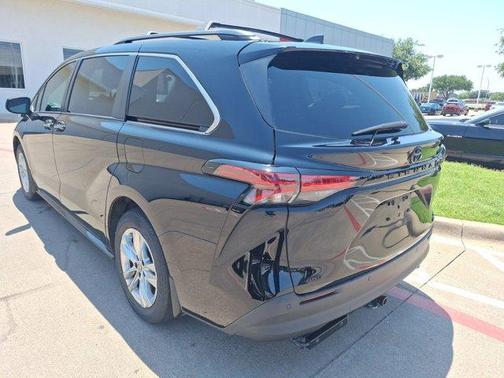 2022 Toyota Sienna XLE Woodland Edition
