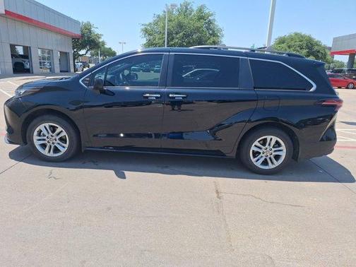 2022 Toyota Sienna XLE Woodland Edition