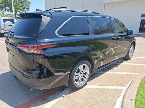 2022 Toyota Sienna XLE Woodland Edition