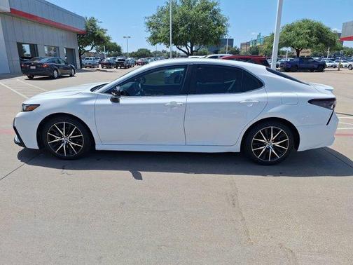 2024 Toyota Camry Hybrid SE