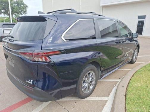 2023 Toyota Sienna LE