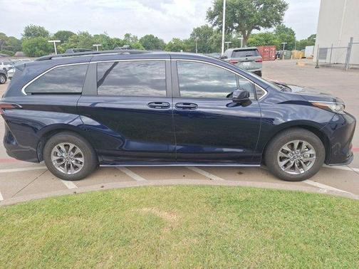 2023 Toyota Sienna LE