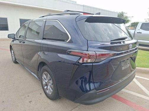 2023 Toyota Sienna LE