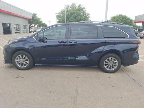 2023 Toyota Sienna LE