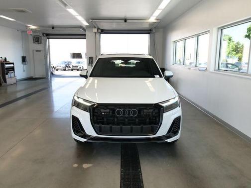 Glacier White Metallic 2026 Audi Q7 45 Premium