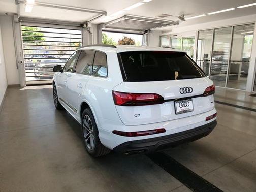 Glacier White Metallic 2026 Audi Q7 45 Premium