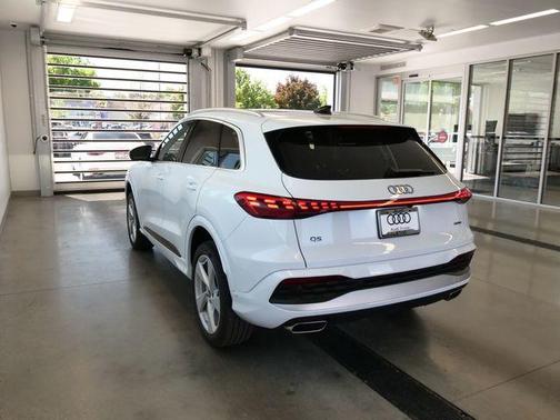 Glacier White Metallic 2026 Audi Q5 PLUS