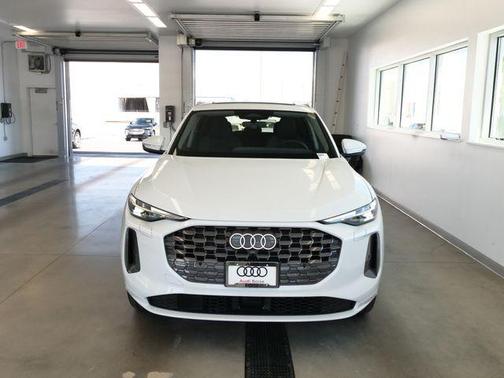 Glacier White Metallic 2026 Audi Q5 PLUS