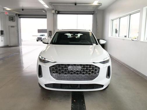 Glacier White Metallic 2026 Audi Q5 PLUS