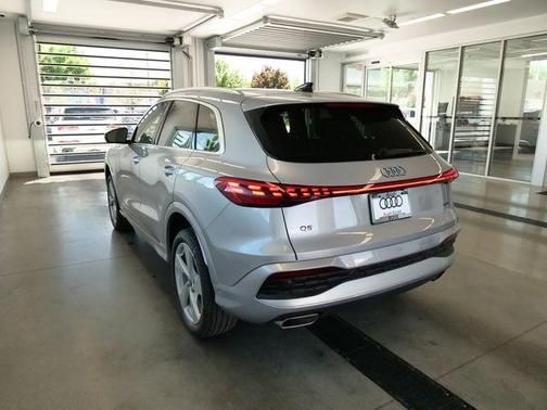 Florett Silver Metallic 2026 Audi Q5 PLUS