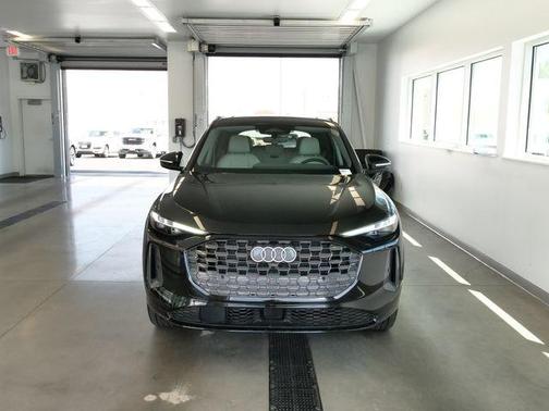 Mythos Black Metallic 2026 Audi Q5 PLUS