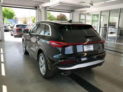 Mythos Black Metallic 2026 Audi Q5 PLUS