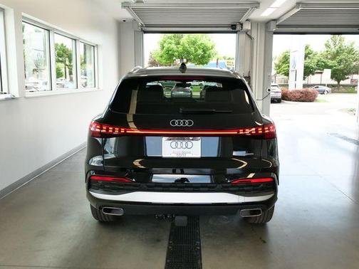 Mythos Black Metallic 2026 Audi Q5