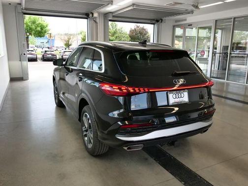 Mythos Black Metallic 2026 Audi Q5