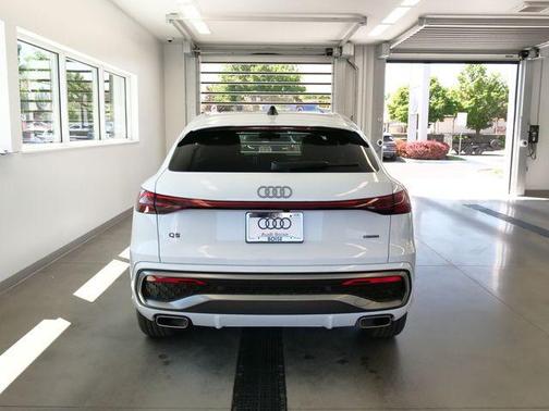 Glacier White Metallic 2026 Audi Q5 PLUS