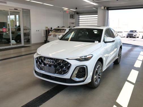 Glacier White Metallic 2026 Audi Q5 PLUS