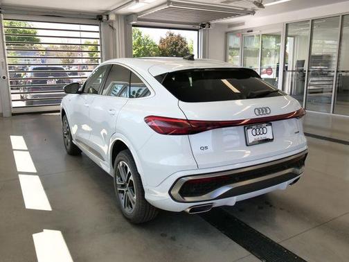 Glacier White Metallic 2026 Audi Q5 PLUS