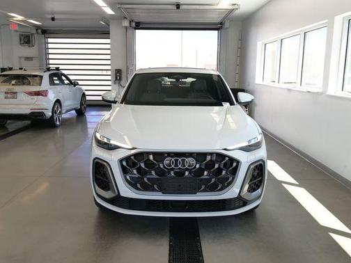 Glacier White Metallic 2026 Audi Q5 PLUS