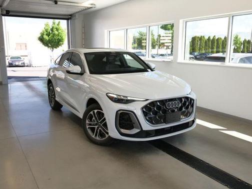 Glacier White Metallic 2026 Audi Q5 PLUS