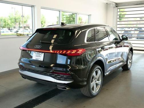 Mythos Black Metallic 2026 Audi Q5 PLUS