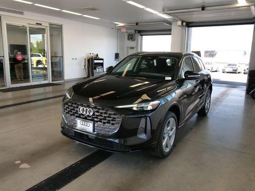 Mythos Black Metallic 2026 Audi Q5 PLUS