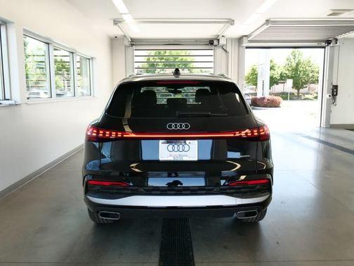 Mythos Black Metallic 2026 Audi Q5 PLUS