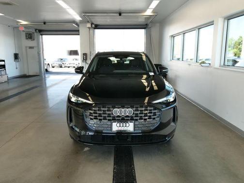 Mythos Black Metallic 2026 Audi Q5 PLUS