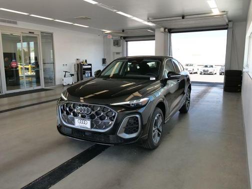 Mythos Black Metallic 2026 Audi Q5 PLUS