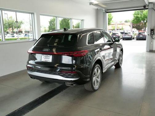 Mythos Black Metallic 2026 Audi Q5 PLUS