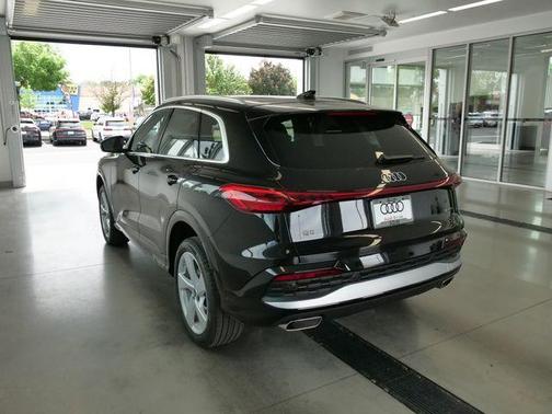 Mythos Black Metallic 2026 Audi Q5 PLUS