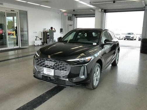 Mythos Black Metallic 2026 Audi Q5 PLUS