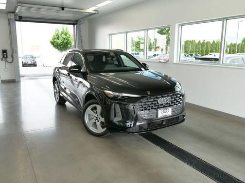 Mythos Black Metallic 2026 Audi Q5 PLUS