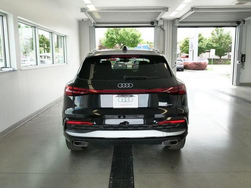 Mythos Black Metallic 2026 Audi Q5 PLUS