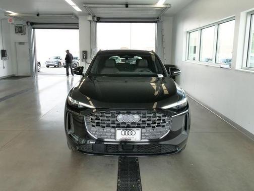 Mythos Black Metallic 2026 Audi Q5 PLUS