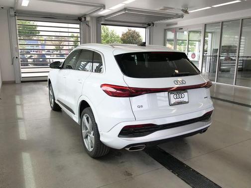 Glacier White Metallic 2026 Audi Q5 PLUS