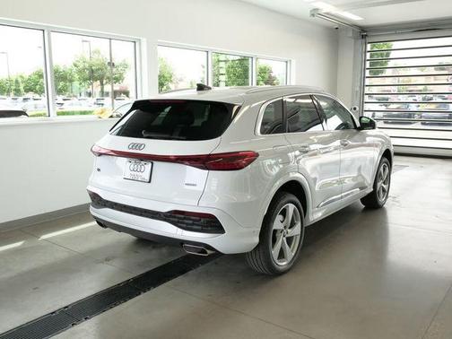 Glacier White Metallic 2026 Audi Q5 PLUS