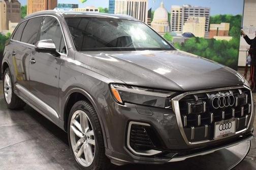 2025 Audi Q7 55 Premium Plus