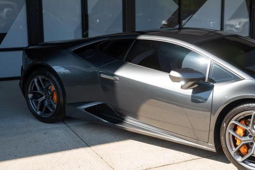 Photo 3 of 42 of 2019 Lamborghini Huracan LP580-2