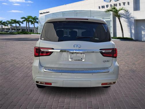 2023 INFINITI QX80 Luxe