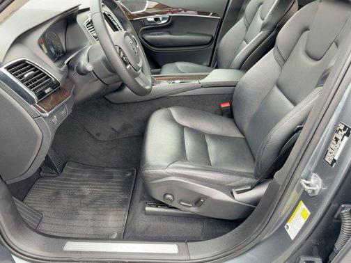 2017 Volvo XC90 T5 Momentum