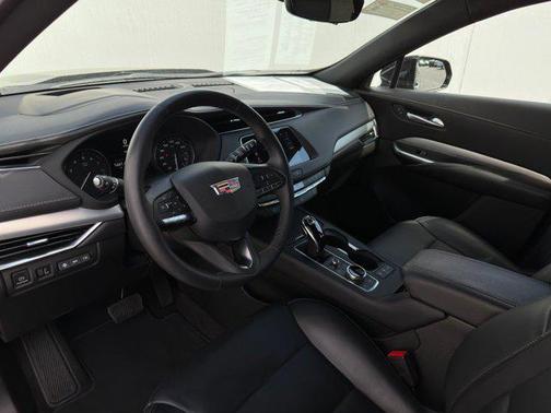 2022 Cadillac XT4 Premium Luxury