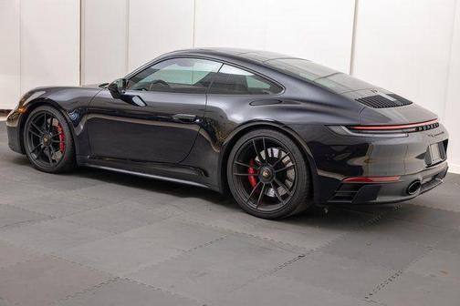 2022 Porsche 911 Carrera 4 GTS
