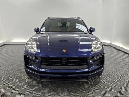 Gentian Blue Metallic 2026 Porsche Macan Macan