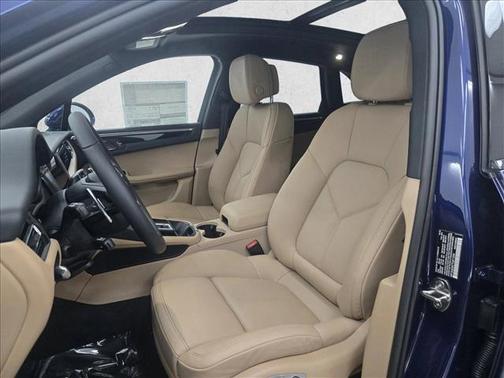 Gentian Blue Metallic 2026 Porsche Macan Macan