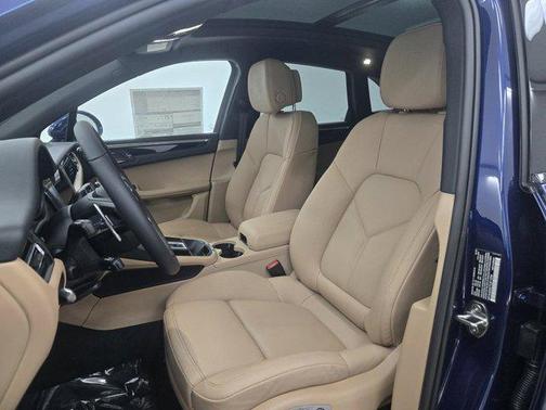 Gentian Blue Metallic 2026 Porsche Macan Macan