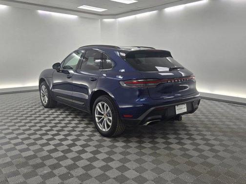 Gentian Blue Metallic 2026 Porsche Macan Macan